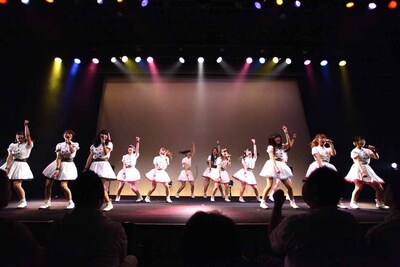 「ハジメマシテ」のパフォーマンスを披露するLinQ。