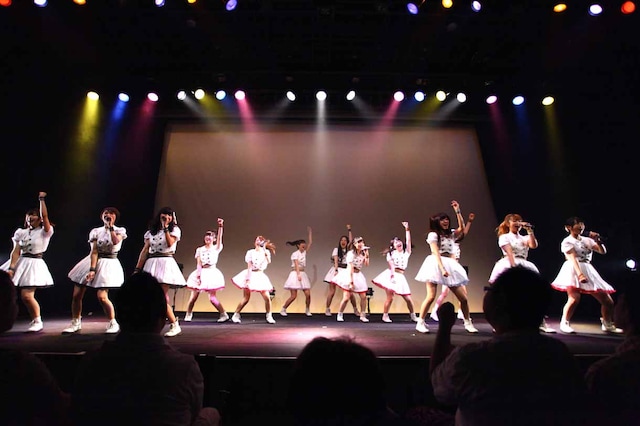 「ハジメマシテ」のパフォーマンスを披露するLinQ。