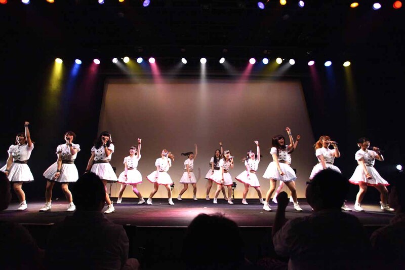 「ハジメマシテ」のパフォーマンスを披露するLinQ。