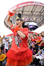 客席通路に飛び出し歌う秋本帆華。