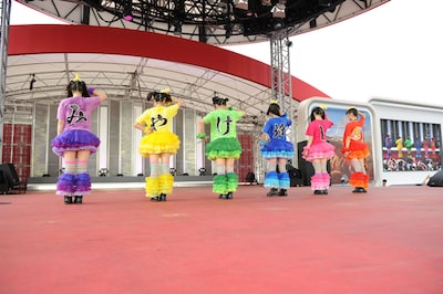 メンバーが着用したTシャツの背中には「み」「や」「け」「推」「し」の文字が。