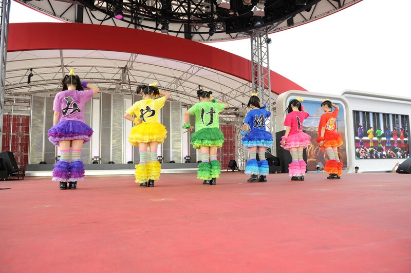 メンバーが着用したTシャツの背中には「み」「や」「け」「推」「し」の文字が。