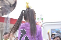 観客に向かって水鉄砲を撃ちまくる大黒柚姫。