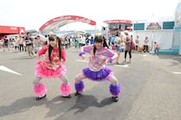 合衆国Open Summerスタジアムの前でポーズを決めるゆずゆずコンビ。