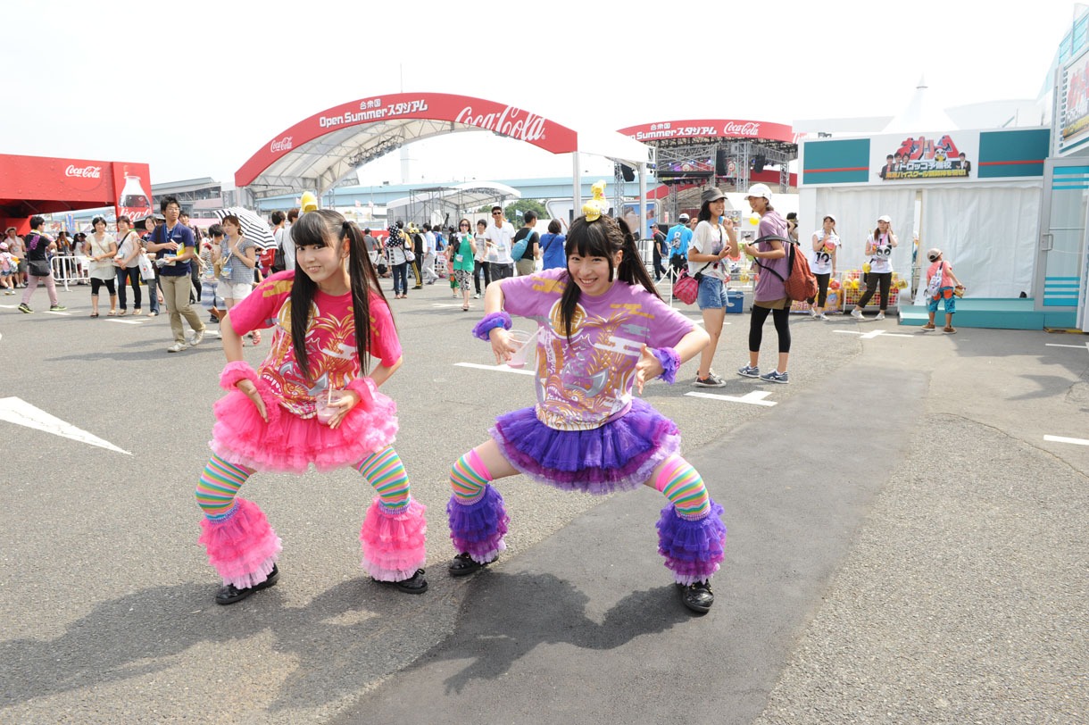 合衆国Open Summerスタジアムの前でポーズを決めるゆずゆずコンビ。