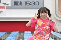 カメラを向けると即座にポーズを決める安藤ゆず。