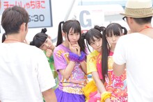 本番直前、スタッフからのアドバイスを受けるチームしゃちほこ。