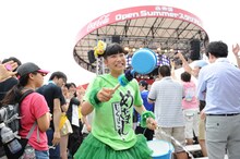 柄杓で水を撒きまくる坂本遥奈。