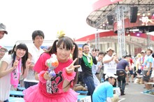 水鉄砲を撃ちながら客席通路を駆け回る安藤ゆず。