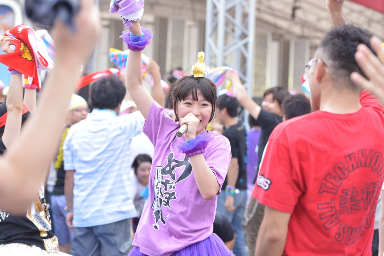 客席通路を駆け回る大黒柚姫。