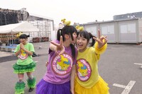 じゃれあう大黒柚姫と伊藤千由李。