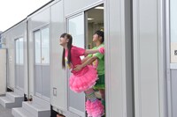 プレハブでタイタニックごっこをする安藤ゆず＆坂本遥奈。