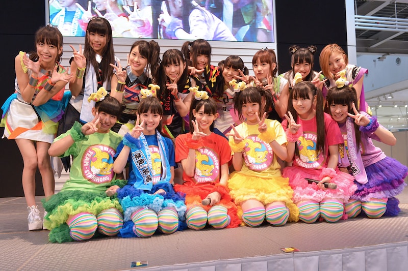 東京・MEGA WEB トヨタシティショウケースのCheeky Paradeイベント中に行われた記念撮影。