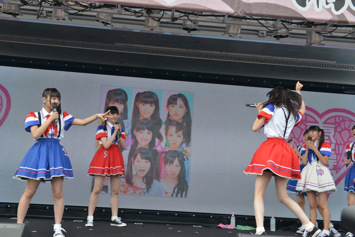 チョキを出したまま呆然とする瑞季（写真左端）。