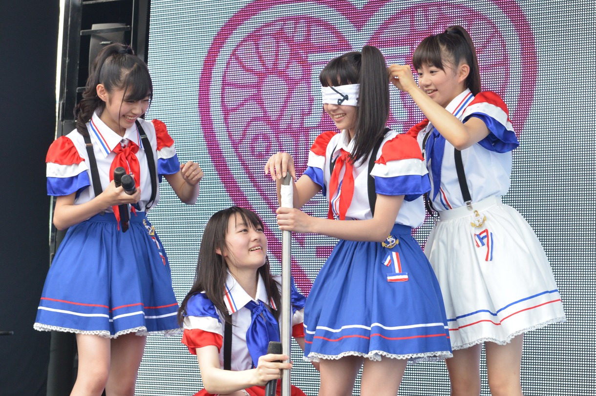 目隠しされる瑞季（写真右から2番目）。