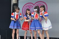 ぐるぐる回される瑞季（写真右から2番目）。