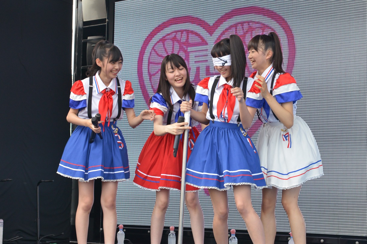 ぐるぐる回される瑞季（写真右から2番目）。