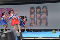 鉄パイプで思い切りステージを叩く瑞季（写真右端）。