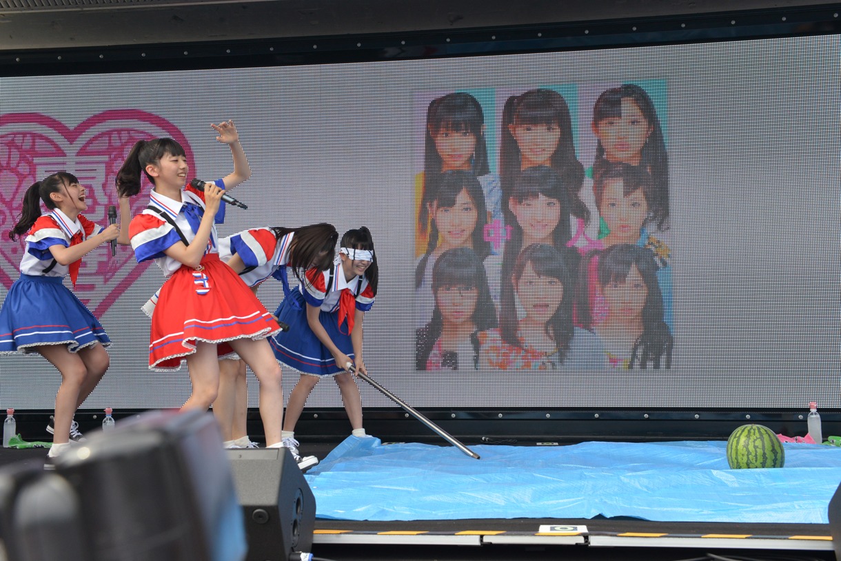 鉄パイプで思い切りステージを叩く瑞季（写真右端）。