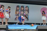 目隠しを外してスイカを割る瑞季（写真中央）。