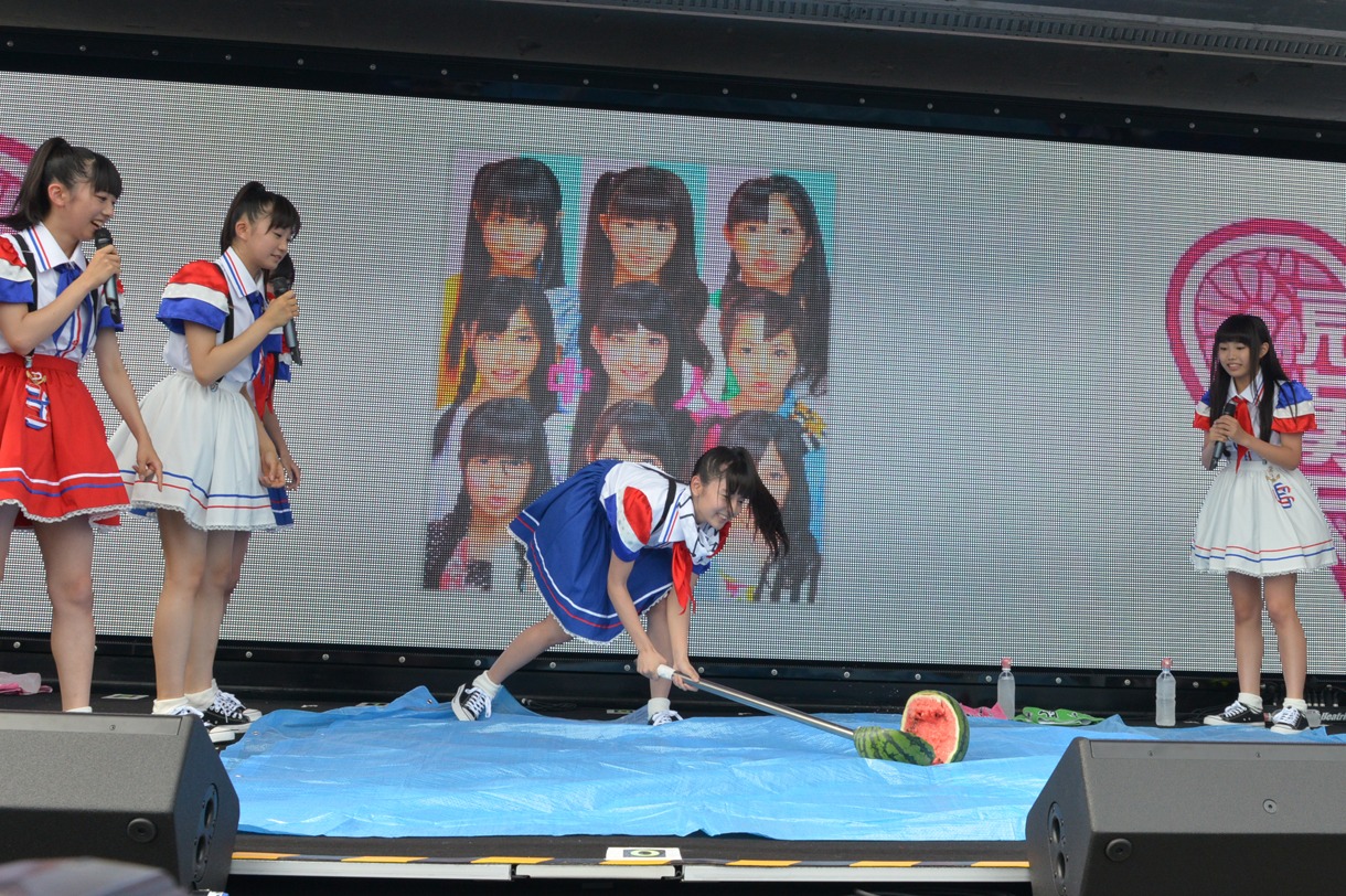 目隠しを外してスイカを割る瑞季（写真中央）。