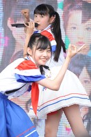 鈴木裕乃（写真手前）と柏木ひなた（後方）。