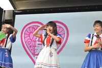 「サークルKサンクス」オフィシャルサポーター就任を報告する廣田あいか（写真中央）。