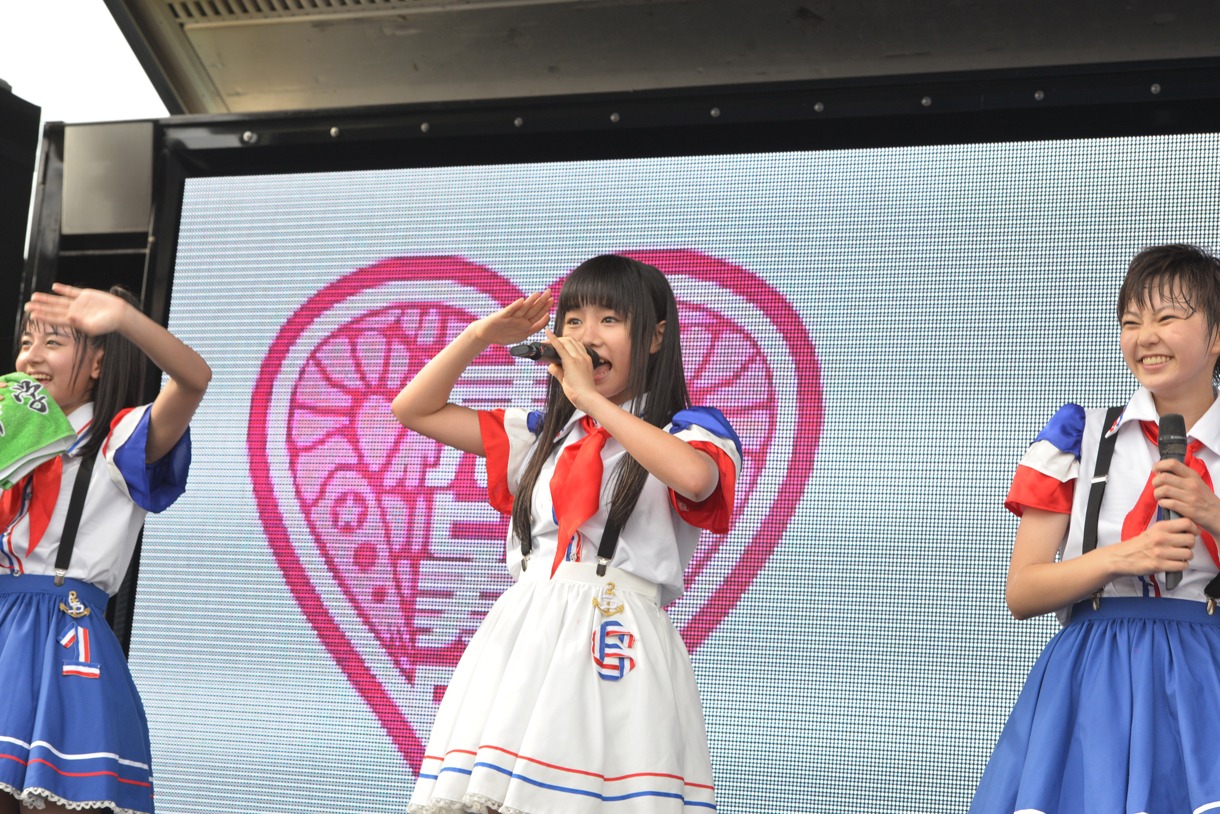 「サークルKサンクス」オフィシャルサポーター就任を報告する廣田あいか（写真中央）。