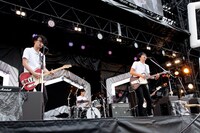 7月13日に野外ライブイベント「Amuse 35th Anniversary BBQ in つま恋～僕らのビートを喰らえコラ！～」に出演したMONOBRIGHT。