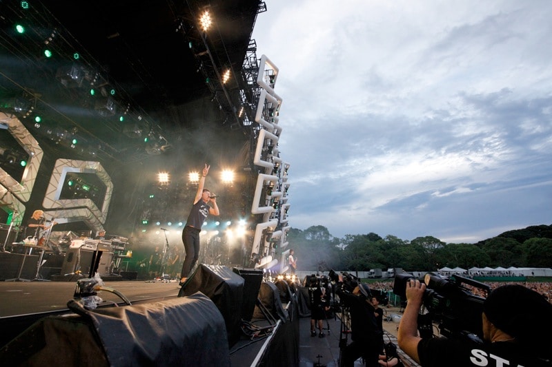 今週の人気の画像1位は「5万人熱狂！ポルノ、福山、Perfumeらがつま恋競演」より、7月14日公演でのポルノグラフィティ。