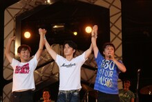 アンコールで福山雅治（写真中央）と一緒に観客に挨拶するポルノグラフィティ。（7月14日公演より）