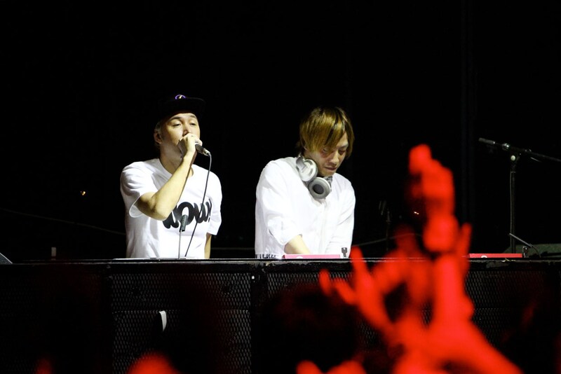 中田ヤスタカ（写真右）のDJプレイを盛り上げるILMARI（左）。