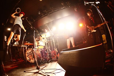SISTERJET with DOTS+BORDERSのライブの模様。