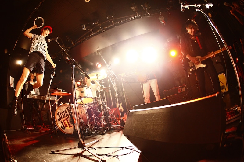 SISTERJET with DOTS+BORDERSのライブの模様。
