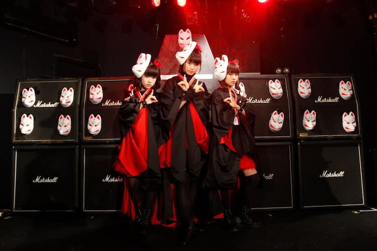 BABYMETAL、鹿鳴館で300人キツネ面の「キツネ祭り」 - 音楽ナタリー