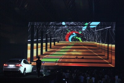 「LEXUS New IS」の運転席からプロジェクションマッピングを操作している模様。