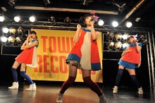 アルバムリリースを機に担当カラーを紫から黄色に変更したリーダーNao☆（写真中央）は、さっそく黄色いラメで飾ったマイクで熱唱した。