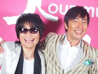 スタジオライブ収録後の徳永英明（写真右）と根本要（左）。