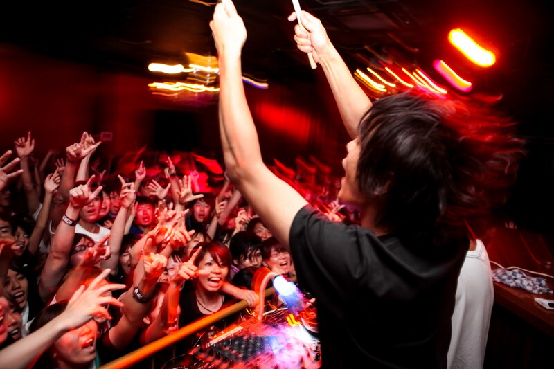 エアドラムを披露するDJピエール中野。(撮影:西槙太一)