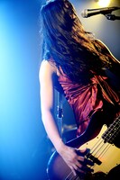 シブヤマサコ（B, Vo）（撮影：押方宏）