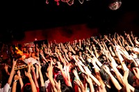 フロアに降りて絶叫する森田剛史（Vo）。（撮影：西槙太一）