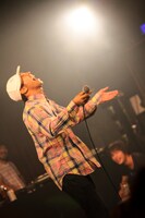 玉筋クールJ太郎のライブの様子。（撮影：西槙太一）