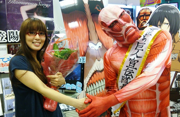 固い握手を交わす日笠陽子（写真左）と巨人くん（右）。