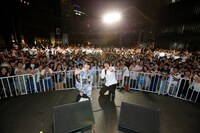 平井理央と石崎ひゅーい（写真左より）