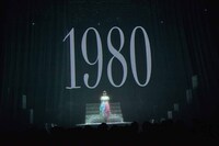 オープニングの演出。武藤彩未がステージに登場するシーン。