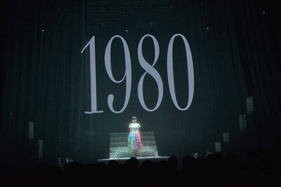 オープニングの演出。武藤彩未がステージに登場するシーン。