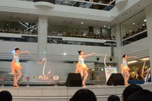 おはガールちゅ！ちゅ！ちゅ！の池袋サンシャインシティ噴水広場でのイベントの模様。