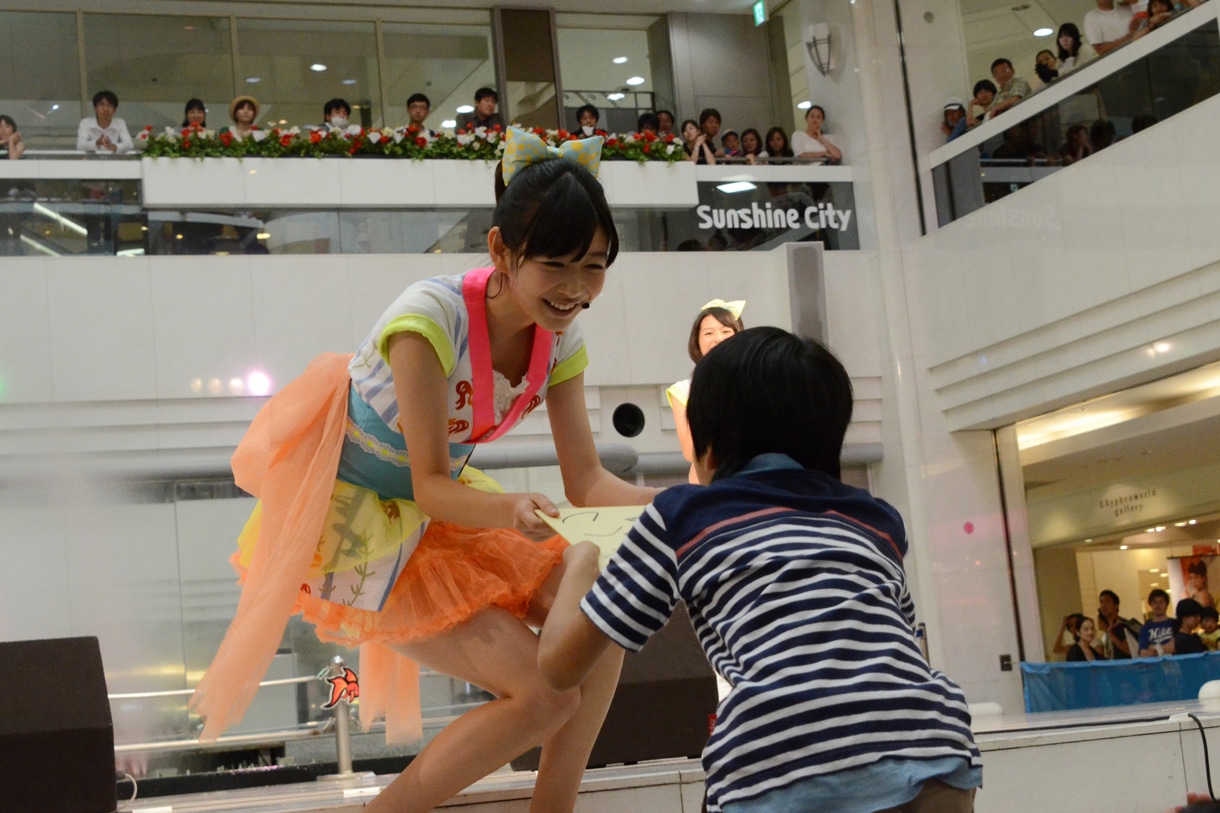 7月生まれのちびっ子ファンにサイン入り色紙を渡すなつみ。