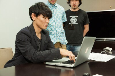 「12CAMS」を体験中の山口一郎。スイッチングはキーボード操作でも可能。