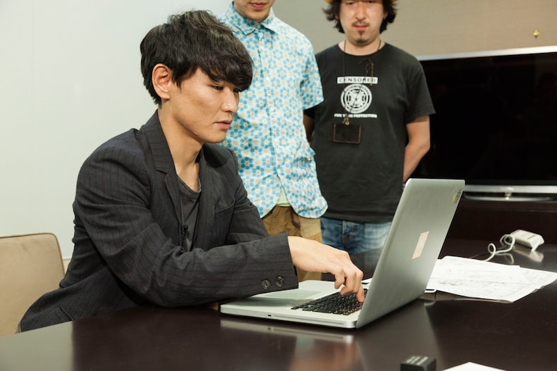 「12CAMS」を体験中の山口一郎。スイッチングはキーボード操作でも可能。